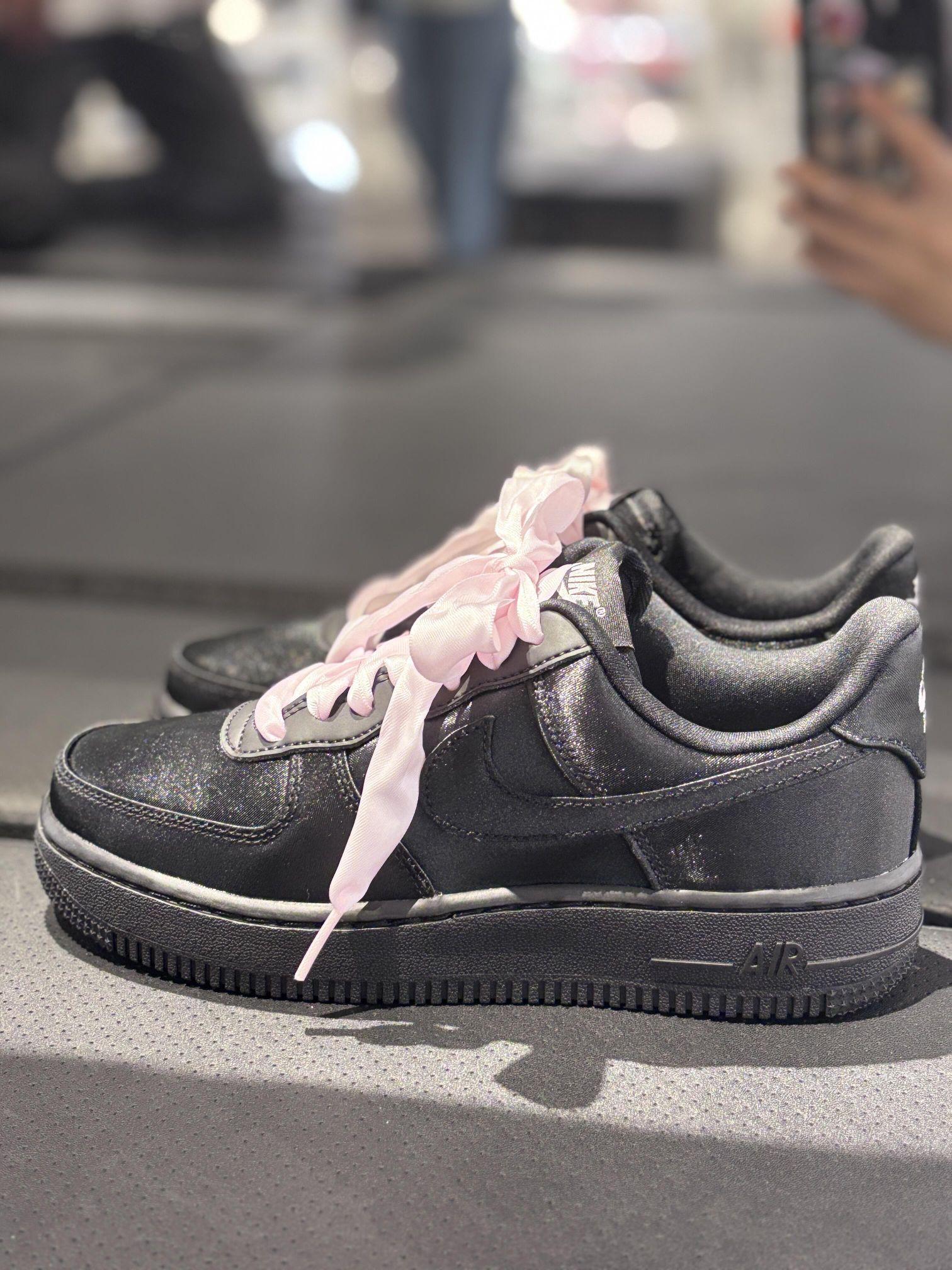 Nike Air Force 1 缎面黑粉配色,少女心爆棚